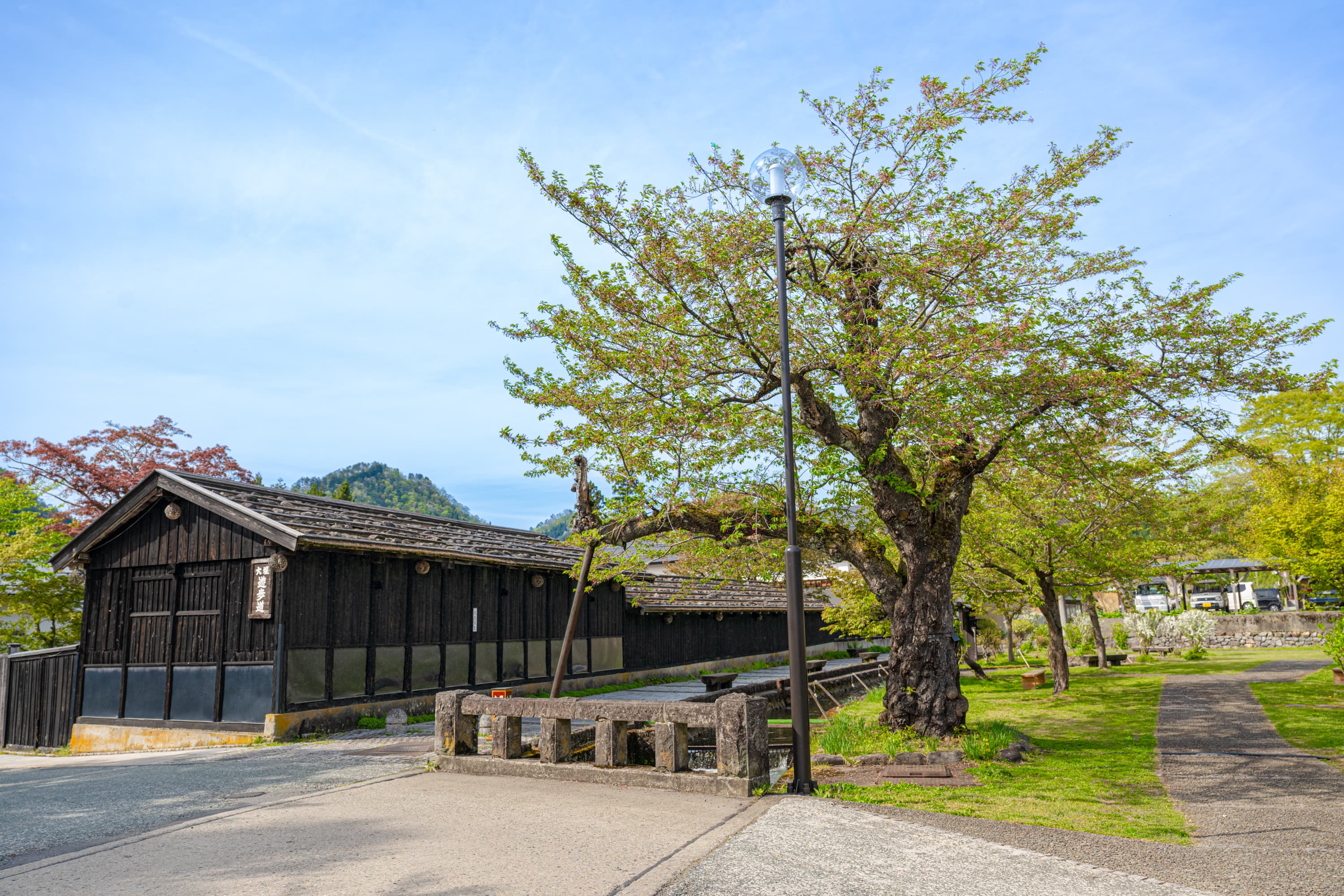 山形県最上郡金山町の大堰公園を流れる大堰と古民家